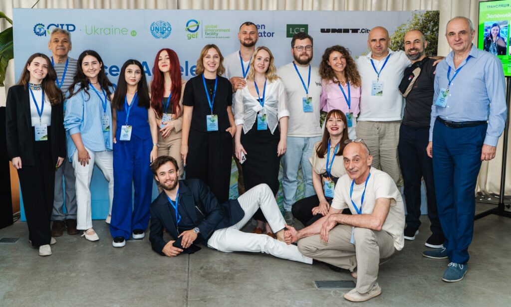 Ukrainian entrepreneurs and innovators engaging in lively discussions during the networking session at the GCIP Ukraine 2.0 Advanced Accelerator kick-off event