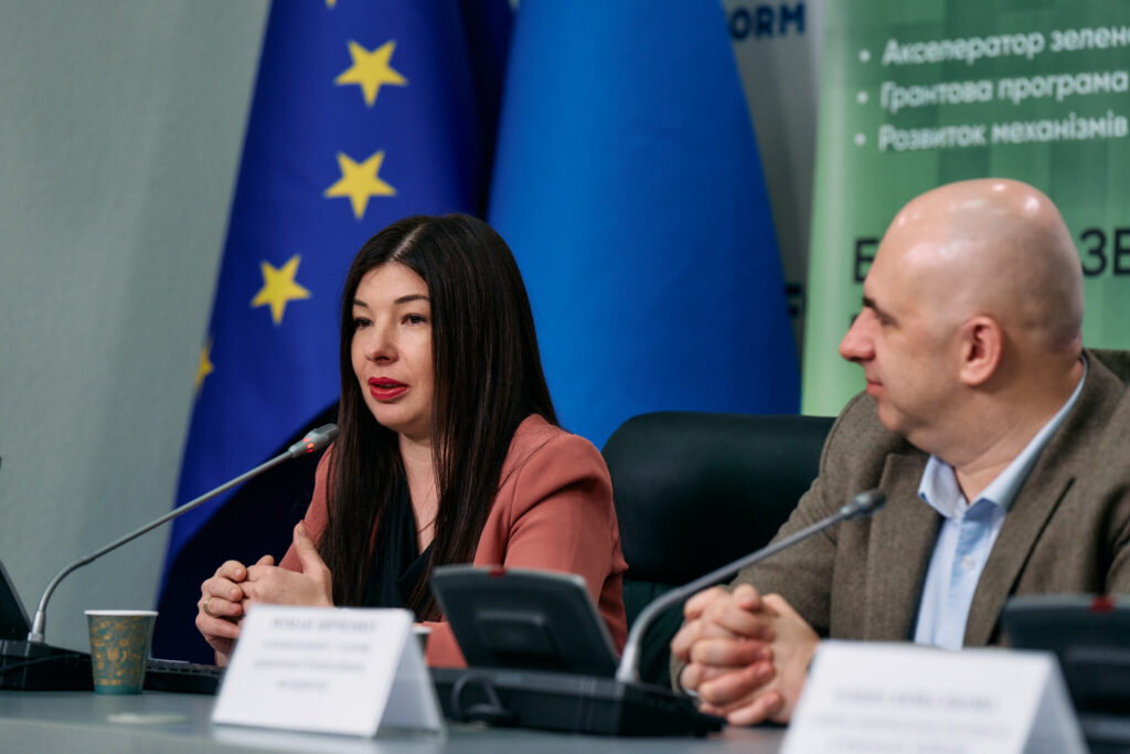 Deputy Minister of Environmental Protection and Natural Resources of Ukraine Viktoria Kyreieva and Greencubator co-founder Roman Zinchenko speaking at the press conference.