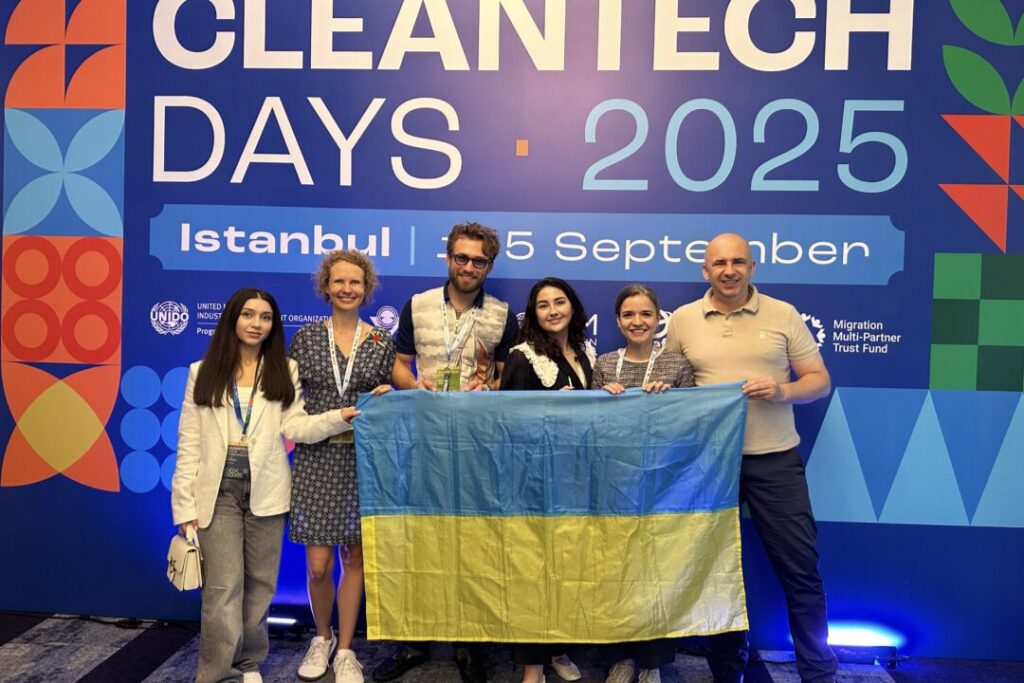 Ukrainian representatives networking with international participants at the Cleantech Days 2025 forum in Istanbul, organized by UNIDO, TÜBİTAK, and IOM.
